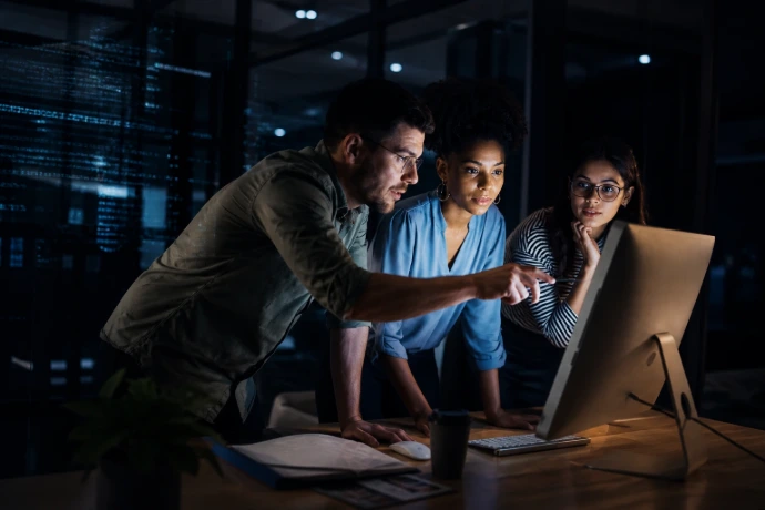 pessoas olhando para um monitor